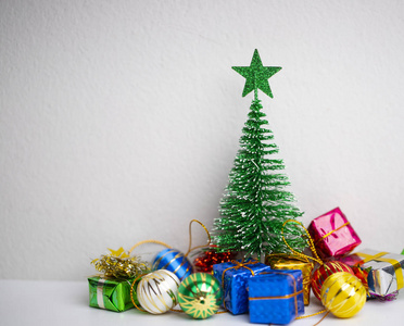 绿色圣诞树，五颜六色的礼品盒和小美女