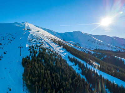 在度假村和阳光下滑雪。鸟瞰图