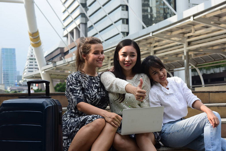 友谊 团队 女人 中国人 笔记本电脑 美丽的 因特网 会议