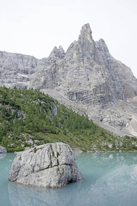 意大利白云岩中索拉皮湖的壮观景色