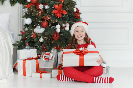 快乐兴奋的女孩拿着圣诞礼盒。