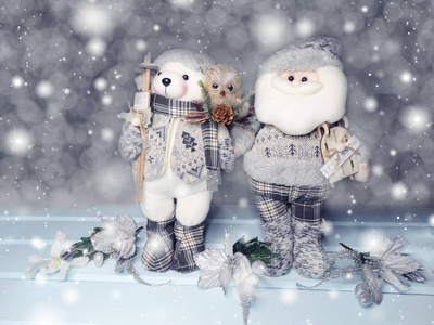 冬季背景与圣诞熊装饰和雪