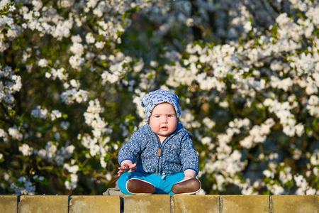 child on a background of spring flowering. 