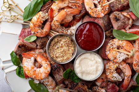 新年海鲜圣诞或新年派对开胃菜,虾和牛排照片