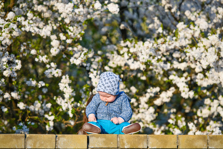 child on a background of spring flowering. 