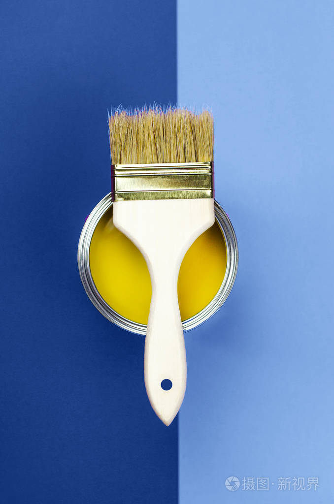 用刷子在经典的蓝色背景上涂上黄色颜料