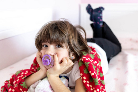 成人叼奶嘴图片