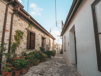 塞浦路斯帕诺莱夫卡拉村美丽狭窄的街道，有花盆和砖石