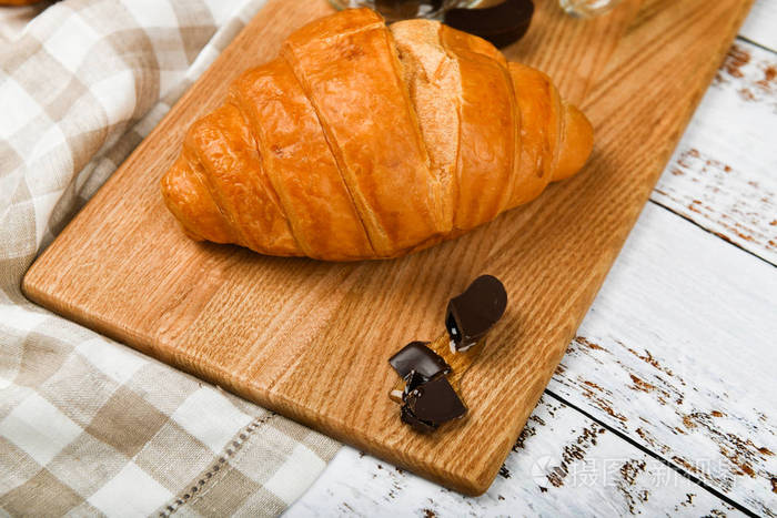 清晨的开始.新鲜法国牛角面包.