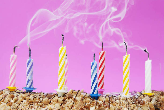 在节日蛋糕上熄灭的蜡烛上冒烟节日概念许愿生日派对结束