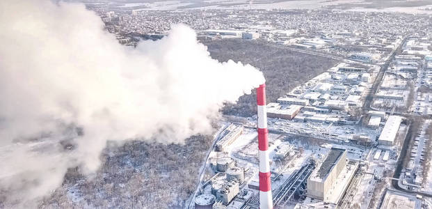 冬季城市背景下的某热电厂烟囱。