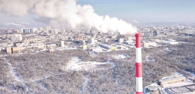 冬季城市背景下的某热电厂烟囱。