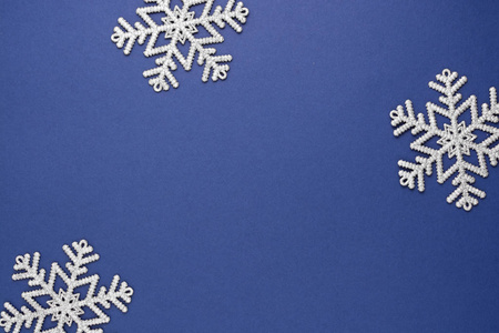 蓝色抽象圣诞背景与银色雪花冬季装饰，蓝色模型与空间的文字。