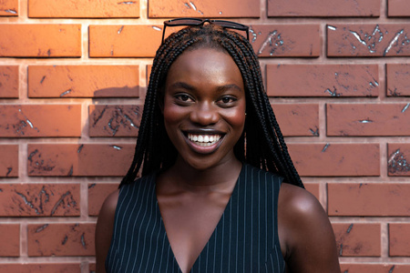 高兴的黑人女孩图片