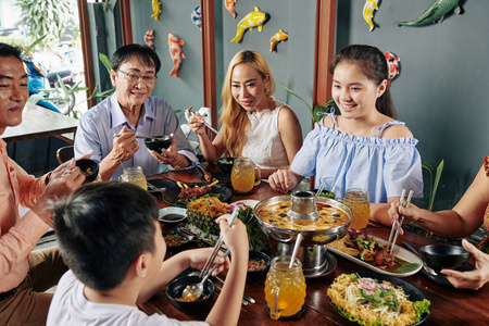 家庭 女人 晚餐 烹饪 饮酒 乐趣 团结 越南人 男人 食物