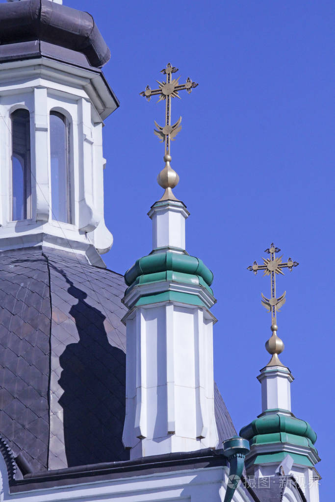 在蓝天下东正教教堂上有一个十字架的镀金圆顶