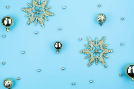 圣诞假期构图，雪花装饰俯视图