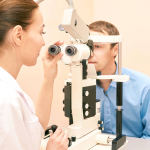 眼科医生和男性患者在验光实验室。男性眼科医疗诊断。眼睑治疗
