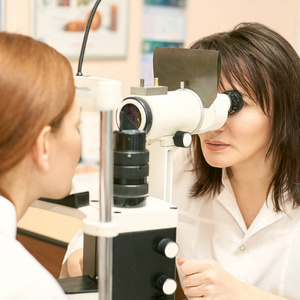 眼科医生和女病人在验光实验室。眼科医疗诊断。眼睑治疗