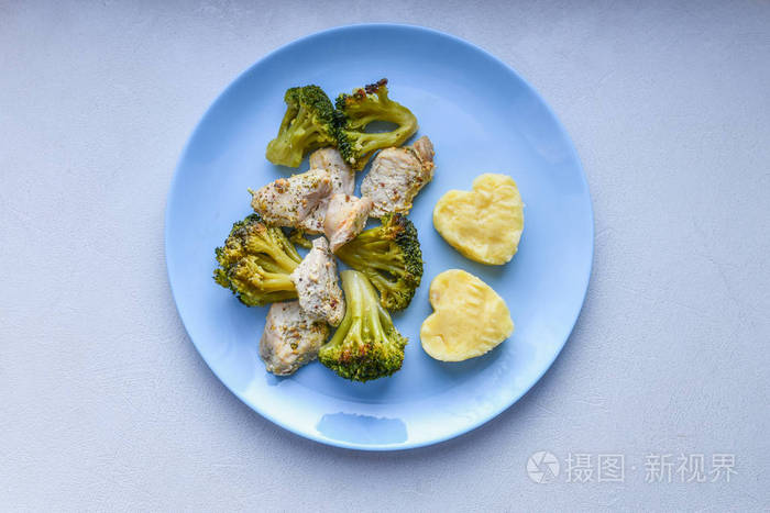 菜花配肉片 心形土豆 在蓝色盘子里 烤海鲜 三文鱼牛排配蔬菜 花椰菜 花椰菜 胡萝卜 黄瓜 柠檬和辣椒 海鲜 地中海照片 正版商用图片26jd1c 摄图新视界
