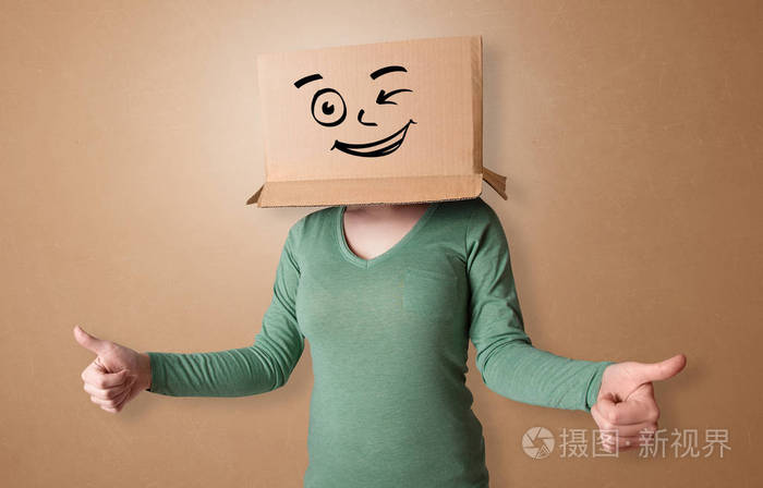 有着快乐的纸板盒脸的年轻女人
