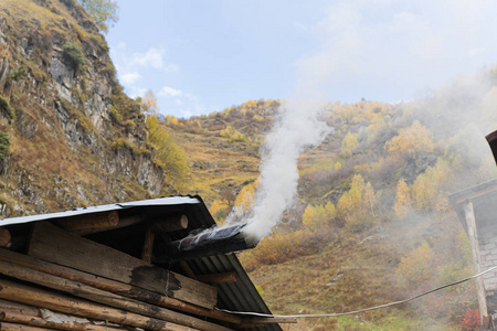 在佐治亚州山区的斯瓦内提，烟从屋顶下的烟囱里冒出来