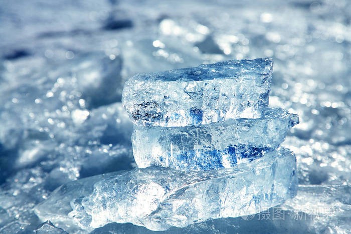一块块蓝色的透明冰冬季自然背景