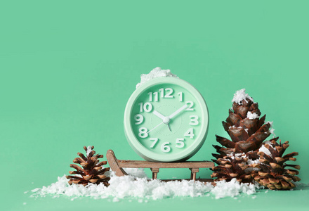 时钟，雪和花色背景。圣诞倒计时概念