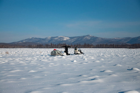 冬季在雪地车上旅行和户外活动。