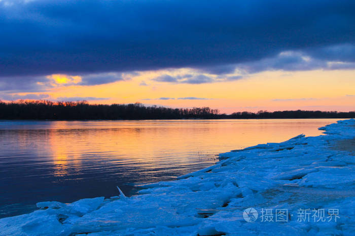 冬天在第聂伯河上夕阳灿烂