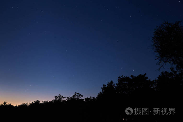 夜空划过流星是什么歌_划过夜空的流星作文_如星子划过夜空作文