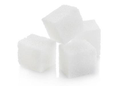 白色背景上的天然白糖方块的特写镜头。