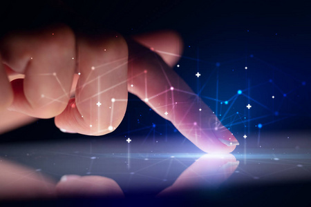 具有手指具有网络概念的手指触控平板电脑照片