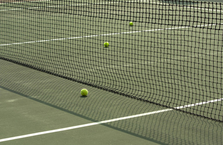 网球场的一部分，有网和球