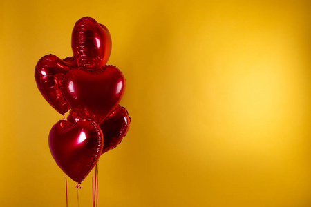 心形充氦红箔气球在空中飞行。