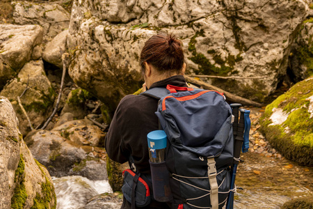 山上的女旅游摄影师