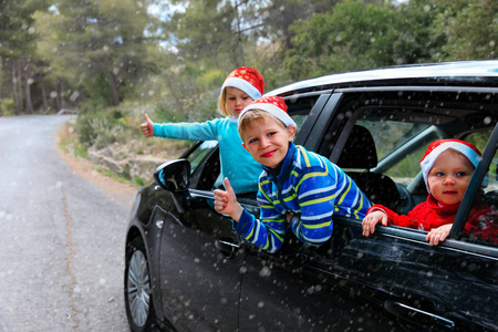 圣诞汽车旅行快乐的孩子们在冬天旅行