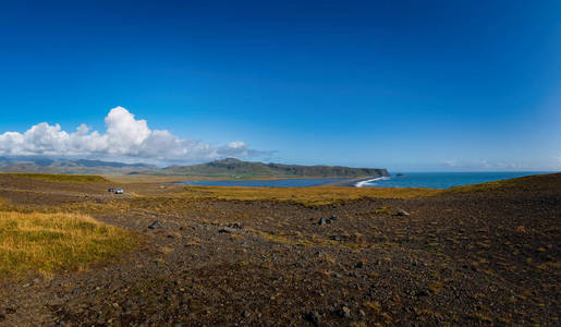 著名的Reynisdrangar岩层位于black Reynisfjara海滩。冰岛南部维克附近的大西洋海岸。2019年9月