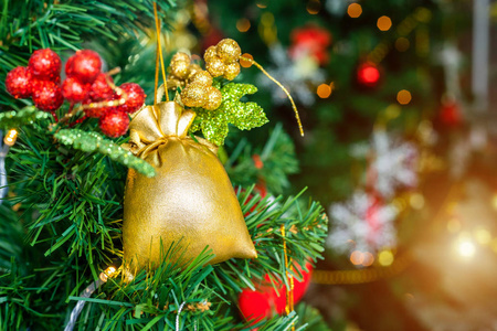 绿色圣诞树背景上彩色球的特写镜头