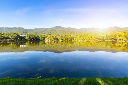 清迈大学绿草景观湖景