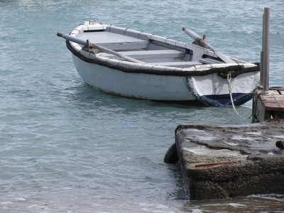 停泊在海上港口的一艘木船.意大利托斯卡纳照片