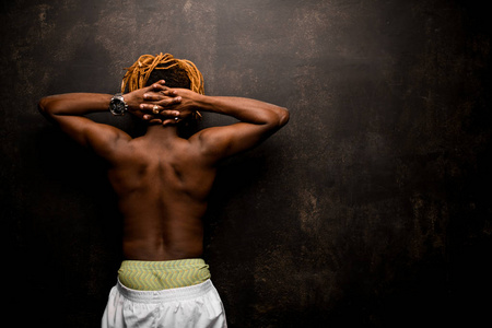 一个非裔美国人手放在脑后站着图片