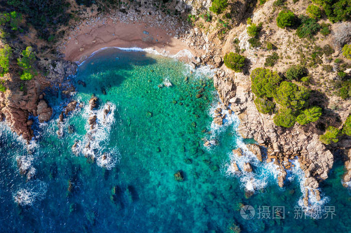 海景.俯视图,自然背景.蔚蓝的海滩,有着多岩石的山脉和晴朗的海水.飞