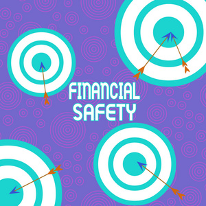 显示金融安全的概念性手写体。商业照片展示了足够的钱，以应付紧急情况和财务目标箭头和圆形目标不对称形状多色设计。