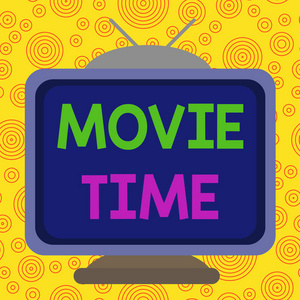 显示电影时间的文字标志。概念照片一个节目或电影开始的预定时间或实际时间，方形长方形旧的多色绘画电视画面木头设计。