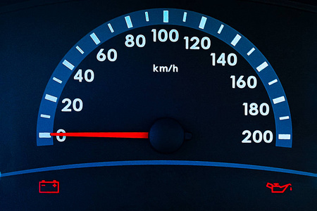 现代豪华轿车的车速表.速度表和转速表.现代仪表盘.