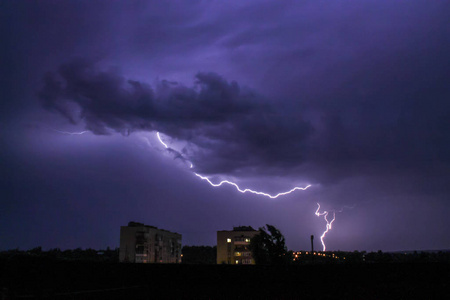 黑色风暴背景.雷雨天气.天空的云.黑暗的戏剧性场面.夜间雷雨照片