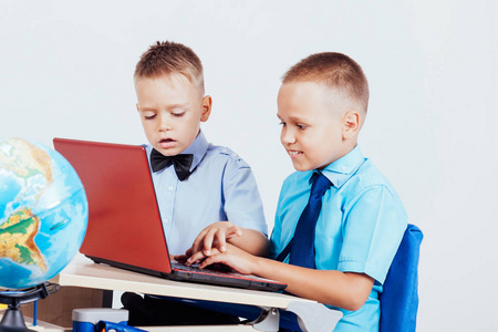 两个男孩坐在计算机培训学校图片