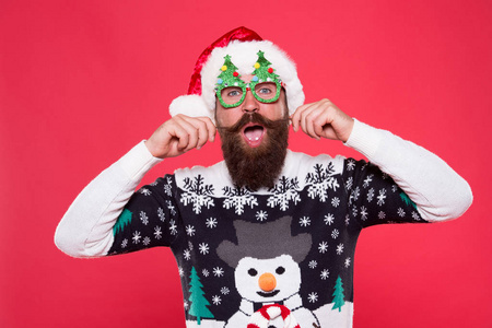 圣诞节和新年庆祝。快乐的长着胡子的圣诞老人。整齐的胡子。理发店概念。圣诞老人戴圣诞树派对眼镜。节日配件圣诞派对