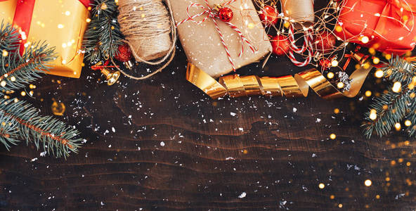 木制背景上的圣诞装饰框。